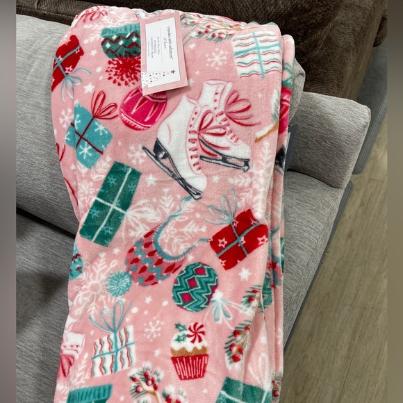 Cupcakes & Cashmere Pink Christmas Themed🎄🩷 Plush Holiday Throw blanket NWT - Picture 1 of 4